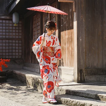 Жена японското кимоно с червени цветни щампи, дълъг ръкав, юката, рокля за cosplay в японски стил, облекло за изпълнения на сцената