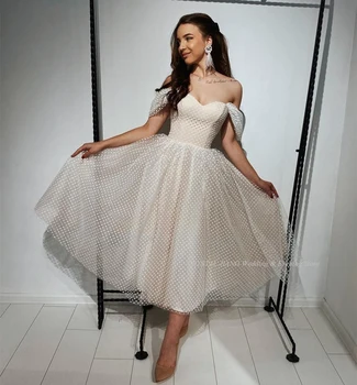Елегантна сватбена рокля с открити рамене и естествената талия, произведено по поръчка, бална рокля чаена дължина, къси булчински рокли