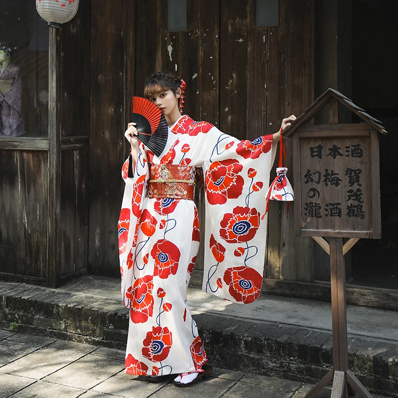 Жена японското кимоно с червени цветни щампи, дълъг ръкав, юката, рокля за cosplay в японски стил, облекло за изпълнения на сцената1
