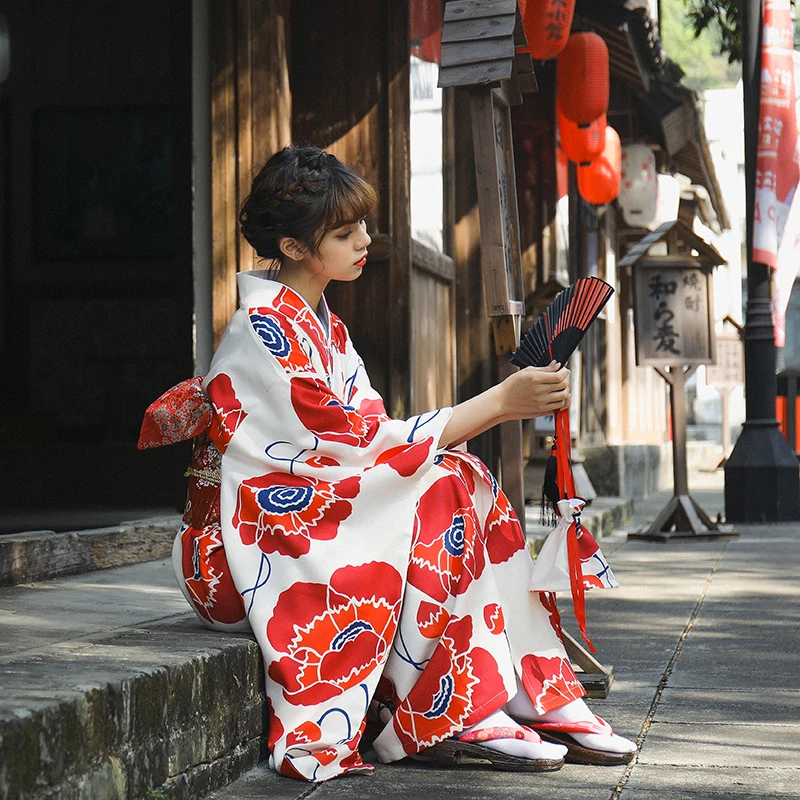 Жена японското кимоно с червени цветни щампи, дълъг ръкав, юката, рокля за cosplay в японски стил, облекло за изпълнения на сцената2
